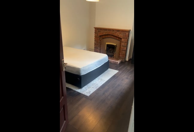 2 double 1 single room available in Bradmor  Main Photo