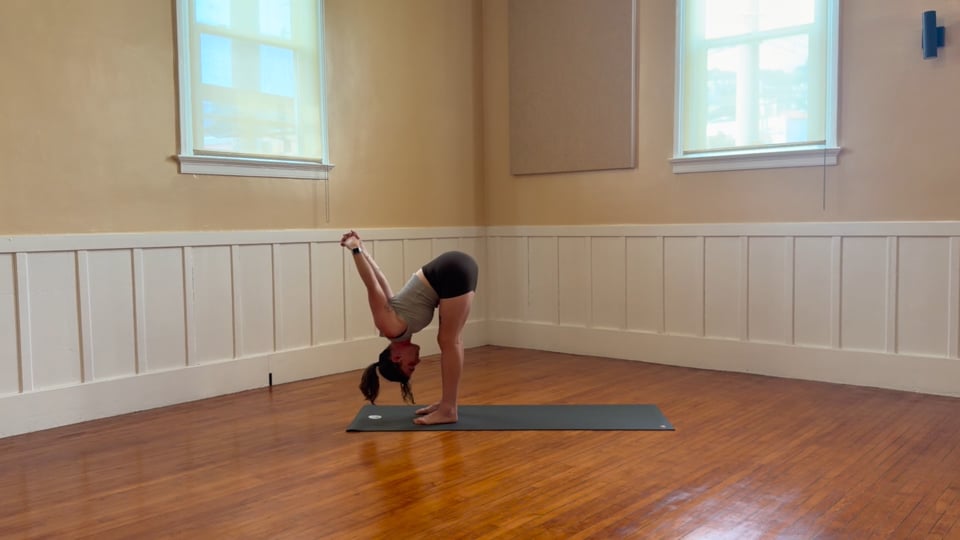Wake Up Right, a 20-minute morning yoga class with Haley Havelock