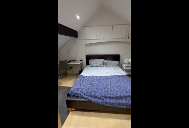 Large Studio Bedroom with ensuite in Luxury  Apt Main Photo