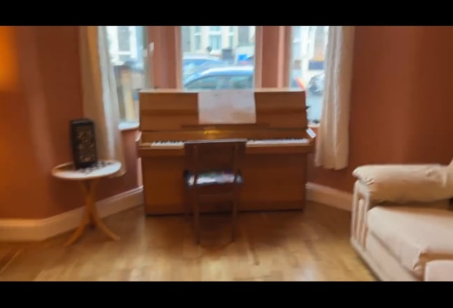 Recently Redecorated & Friendly Home Main Photo