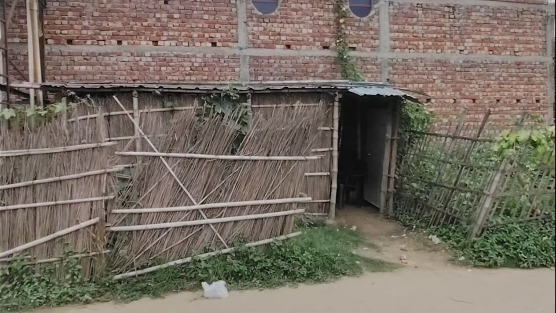 नौनिहालों को न भवन मिला, न पंखा; टीन की झोपड़ी में चल रही आंगनबाड़ी