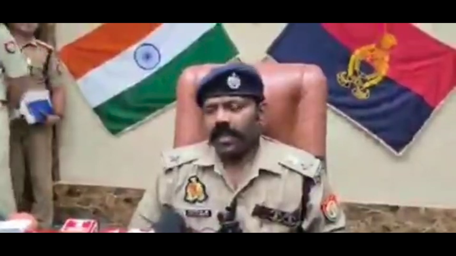 मेरठ के नवागंतुक वरिष्ठ पुलिस अधीक्षक बी. बी. टी. जी. एस. मूर्ति ने कानून-व्यवस्था को अपनी पहली प्राथमिकता बताया है। उन्होंने कहा कि शहर में अपराध नियंत्रण और आमजन की सुरक्षा के लिए पुलिस पूरी तत्परता से काम करेगी।
महिला और बाल सुरक्षा पर विशेष ध्यान देने की बात कहते हुए एसएसपी ने कहा कि इस दिशा में प्रभावी कार्रवाई और बेहतर पुलिसिंग सुनिश्चित की जाएगी।
एसएसपी बी. बी. टी. जी. एस. मूर्ति ने पुलिस और जनता के बीच बेहतर समन्वय में मीडिया की भूमिका की सराहना करते हुए मीडिया कर्मियों का भी धन्यवाद किया।