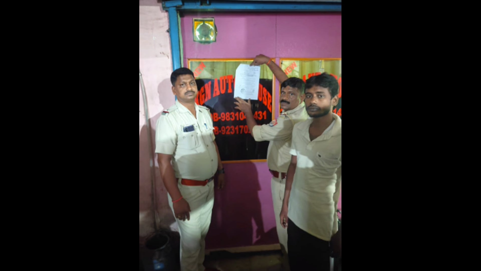 पश्चिम बंगाल पहुंचकर बलुआ के सब इंस्पेक्टर ने अभियुक्त के घर चस्पा की नोटिस 