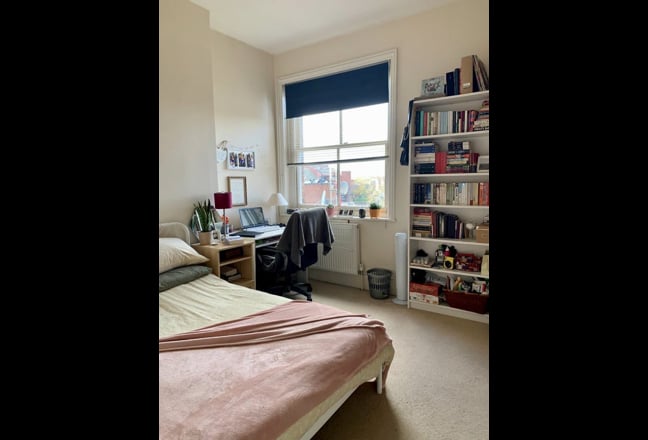 Large double room- spacious town centre flat Main Photo