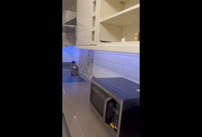 Sunny Room with Private Bathroom – Finchley Road Main Photo