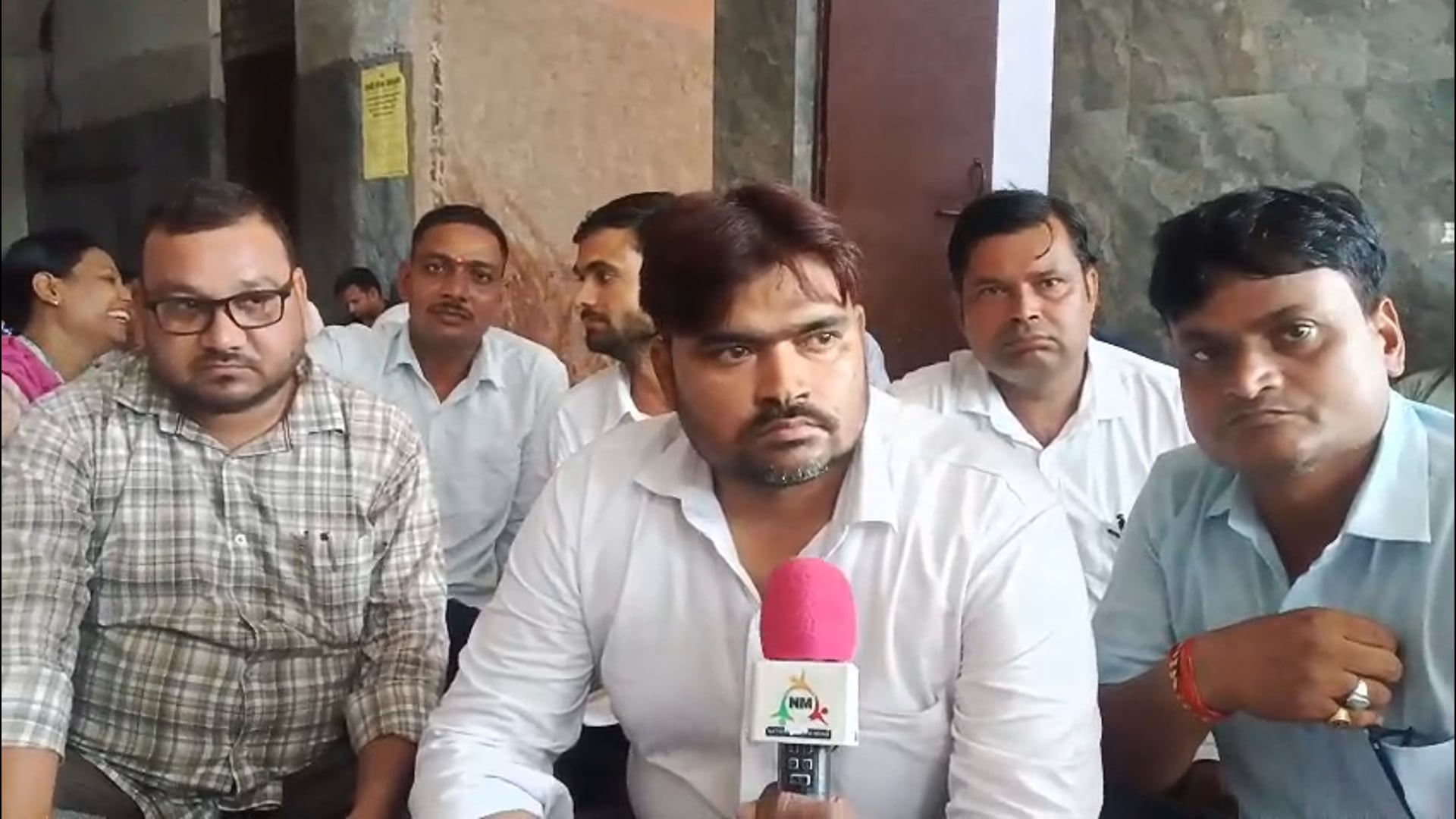 UP में लेखपालों की हड़ताल! शाहजहांपुर में तहसील पर गरजे लेखपाल, बोले- ऐसे नौकरी कैसे करेंगे?