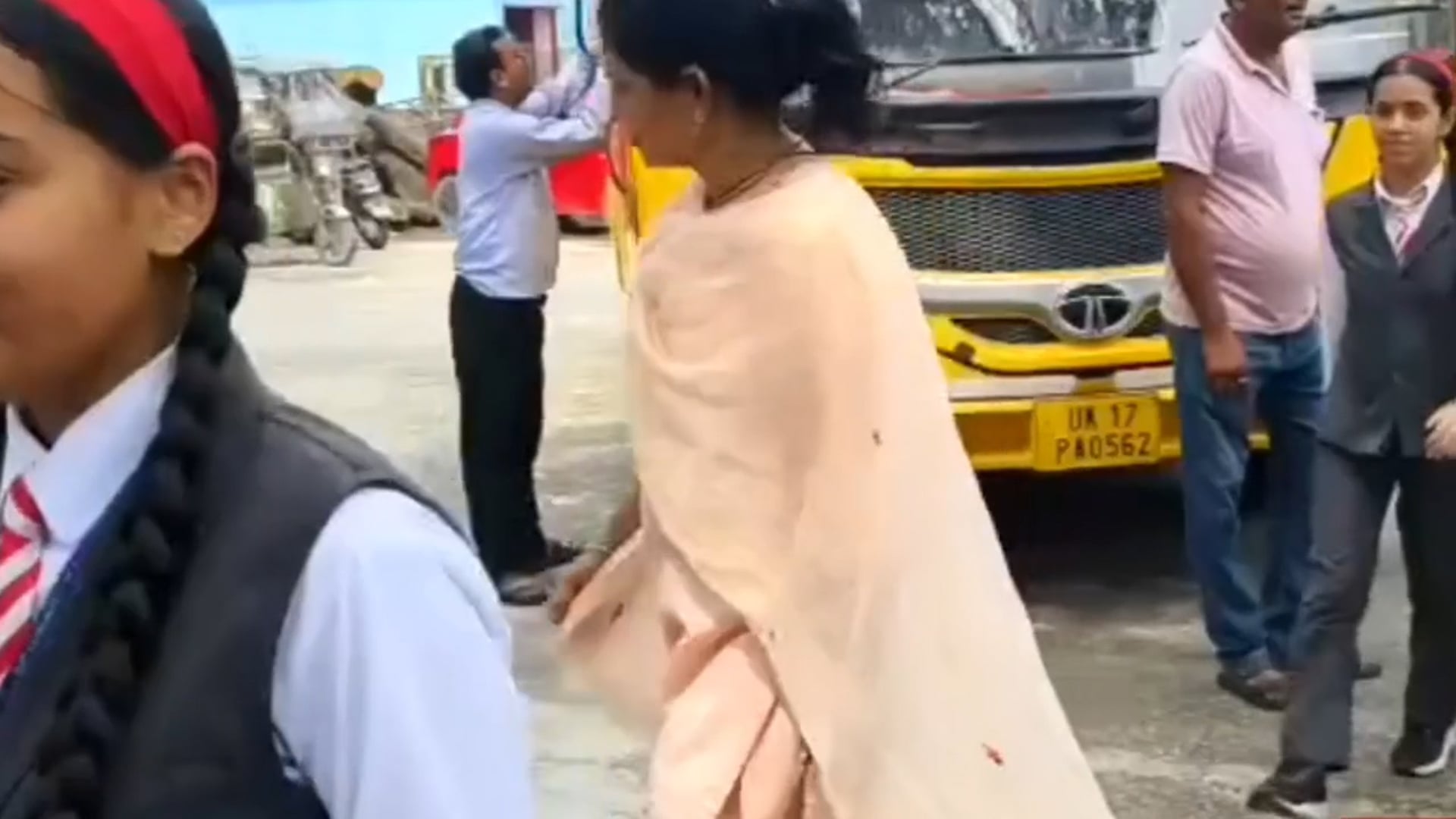 रुड़की! नगर निगम में जल भराव को लेकर छात्रों का अनोखा प्रदर्शन! नगर निगम में क्लास शुरू!
