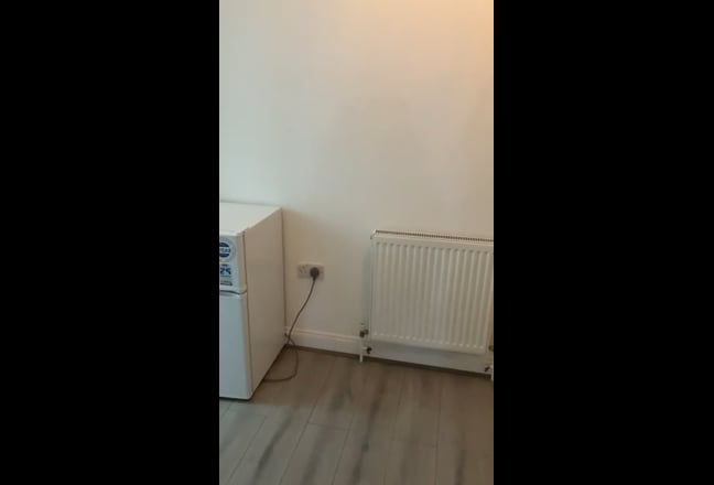 1-bed first floor flat in Tooting Broadway Main Photo