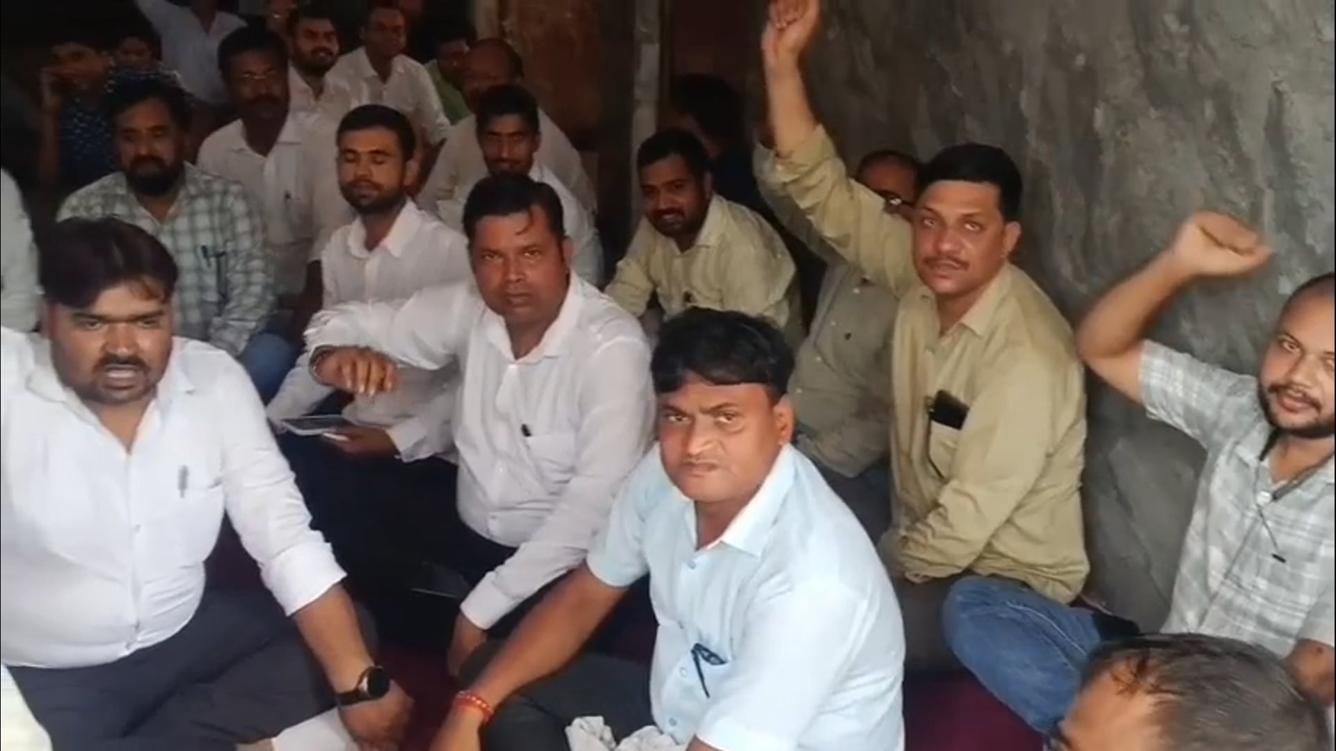 लेखपालों की हड़ताल से गरजी सदर तहसील, बोले- फर्जी ट्रैप के डर में कैसे करें निष्पक्ष काम