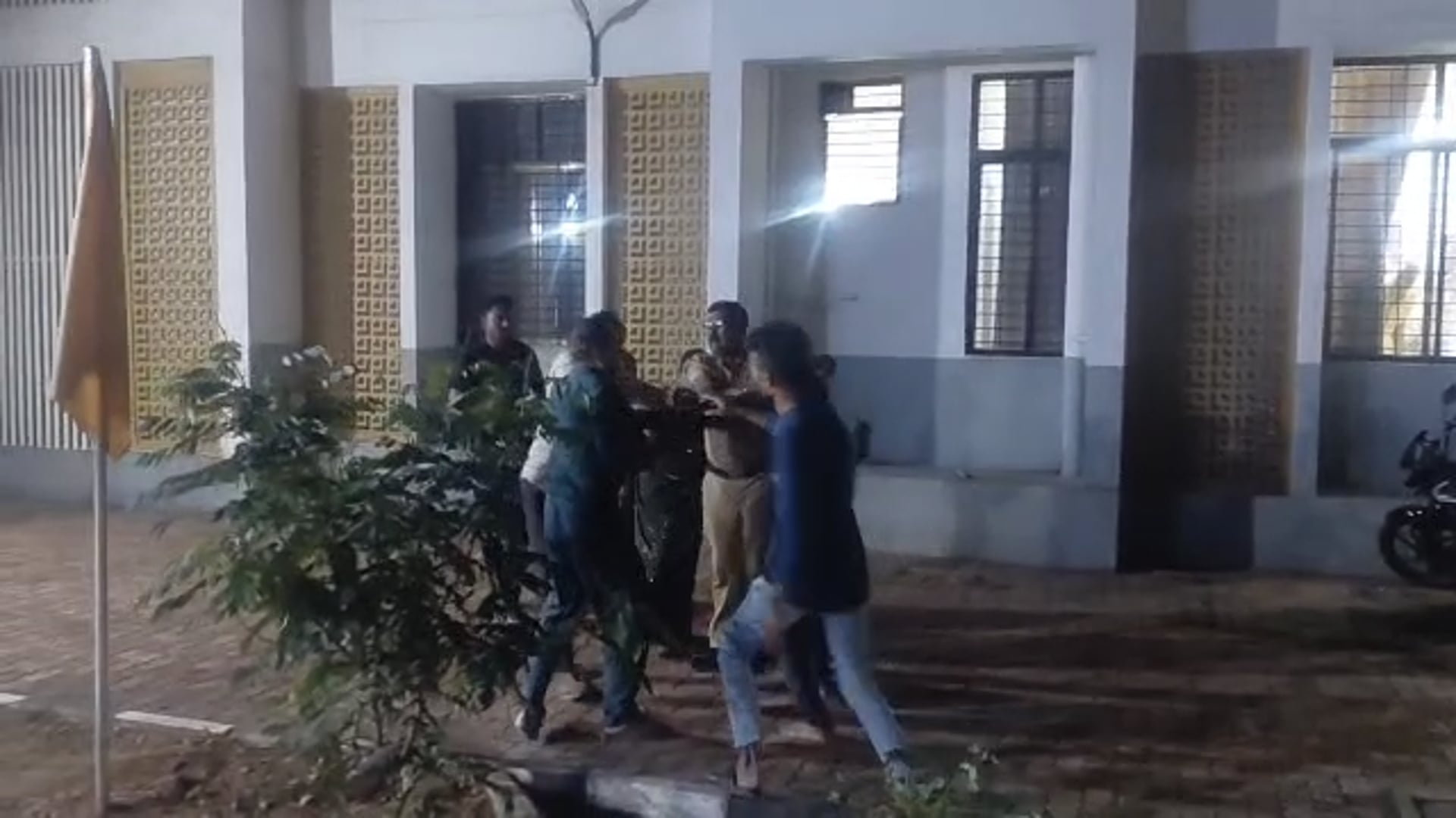 ग्रामीण पोलीस ठाण्याच्या आवारात तक्रार देण्यासाठी आलेल्या दोन गटात हाणामारी,पोलिसांचा वेळीच हस्तक्षेप