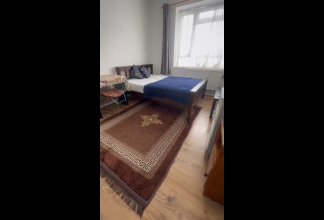 Large Double Room in Clean Flat in White City  Main Photo