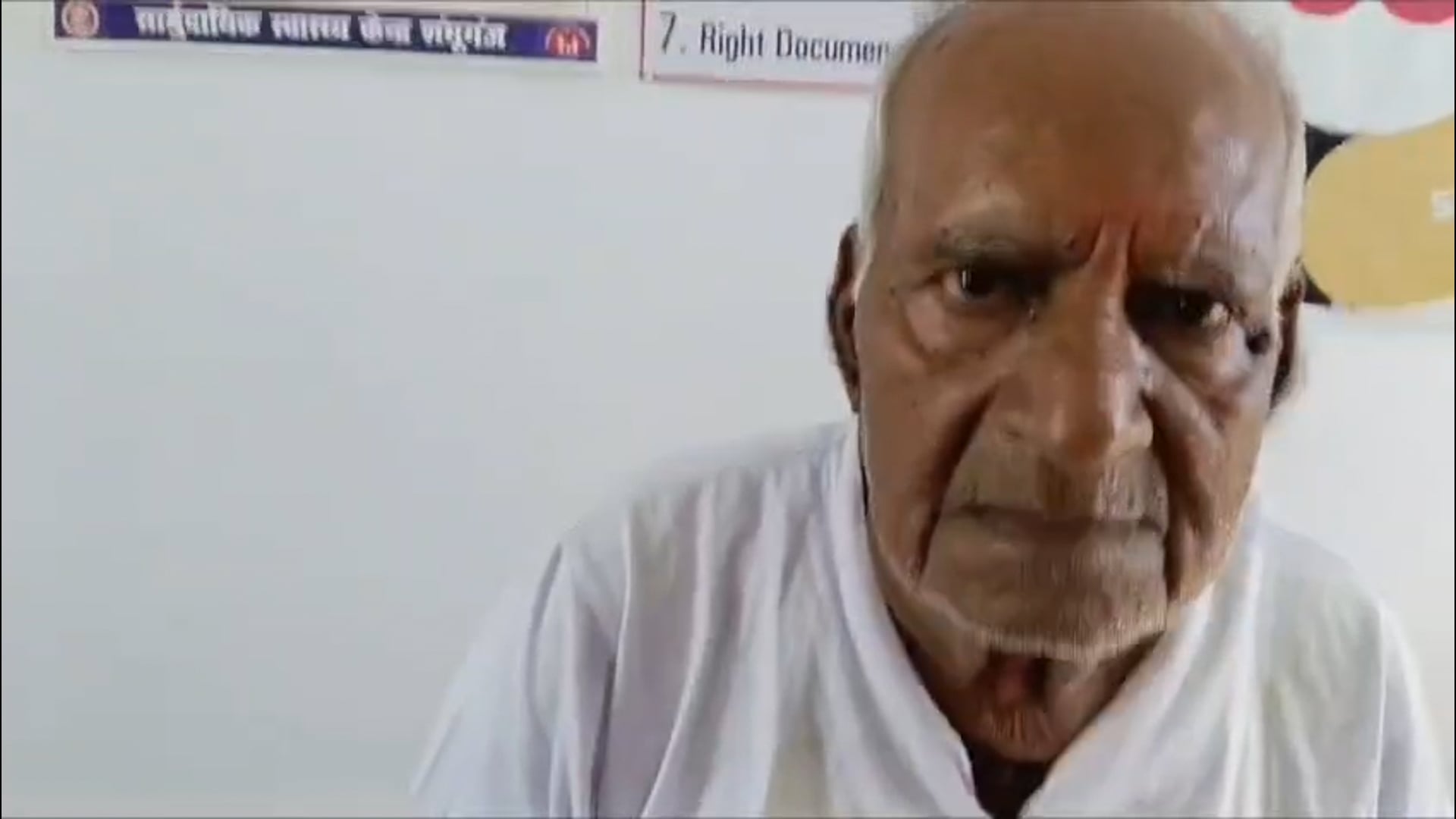 घर के आंगन में बैठे वृद्ध पर बंदर का हमला, रक्तरंजित हुआ पैर