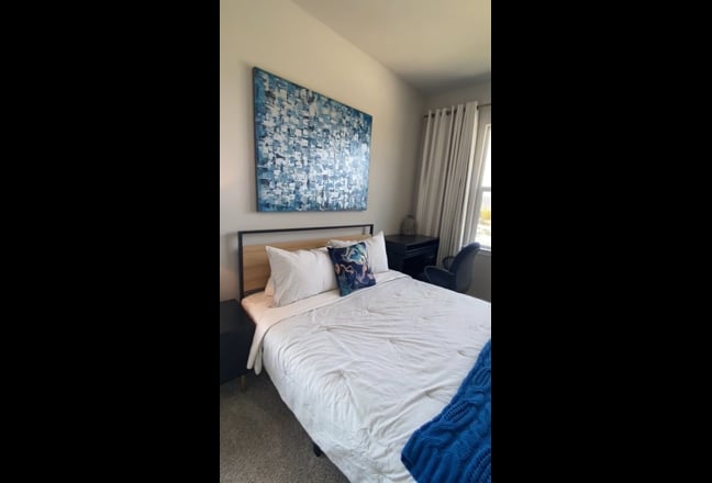 Looking for roommate in a brand new home  Main Photo