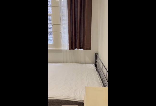 Studio Flat In Shepherd Bush  Main Photo