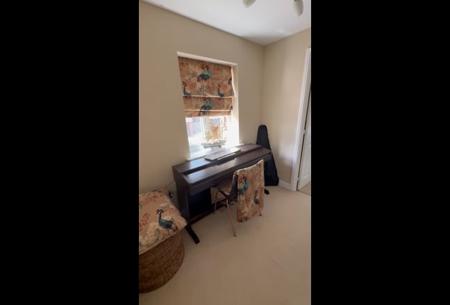 Large Double Room Main Photo