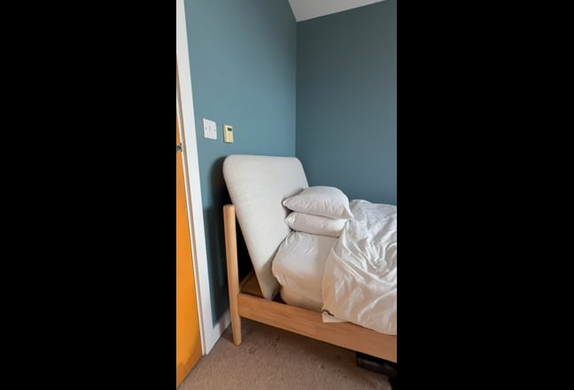 Large bright room with easy access to town Main Photo