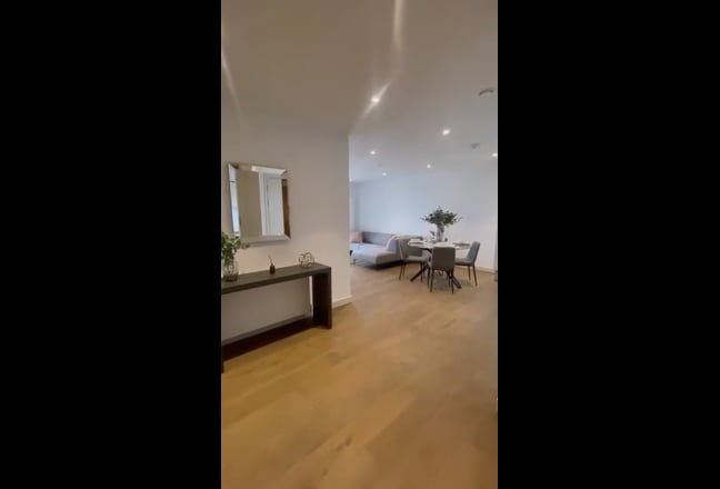 Large Room with Private Bathroom in E&C New Build Main Photo