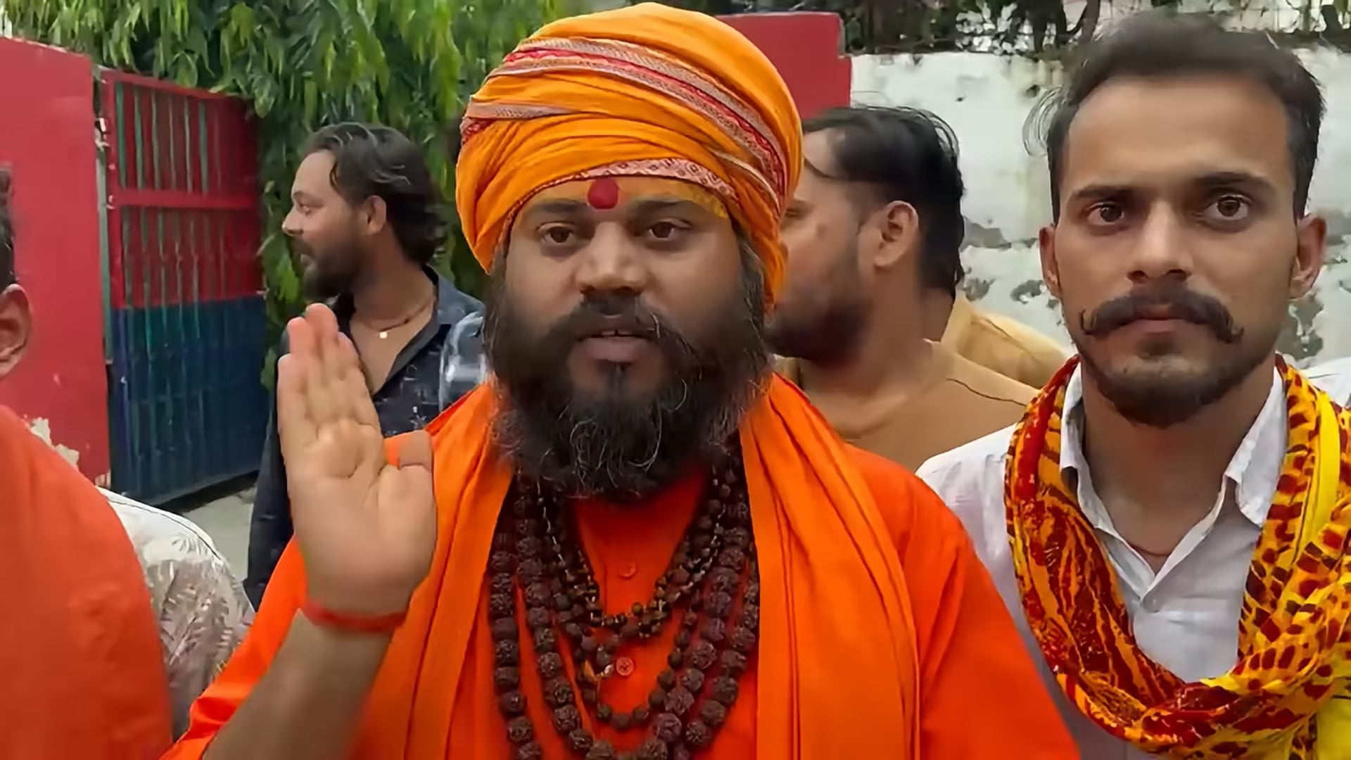 गिरफ्तारी की मांग कोतवाली पहुंचे घायल के परिजन