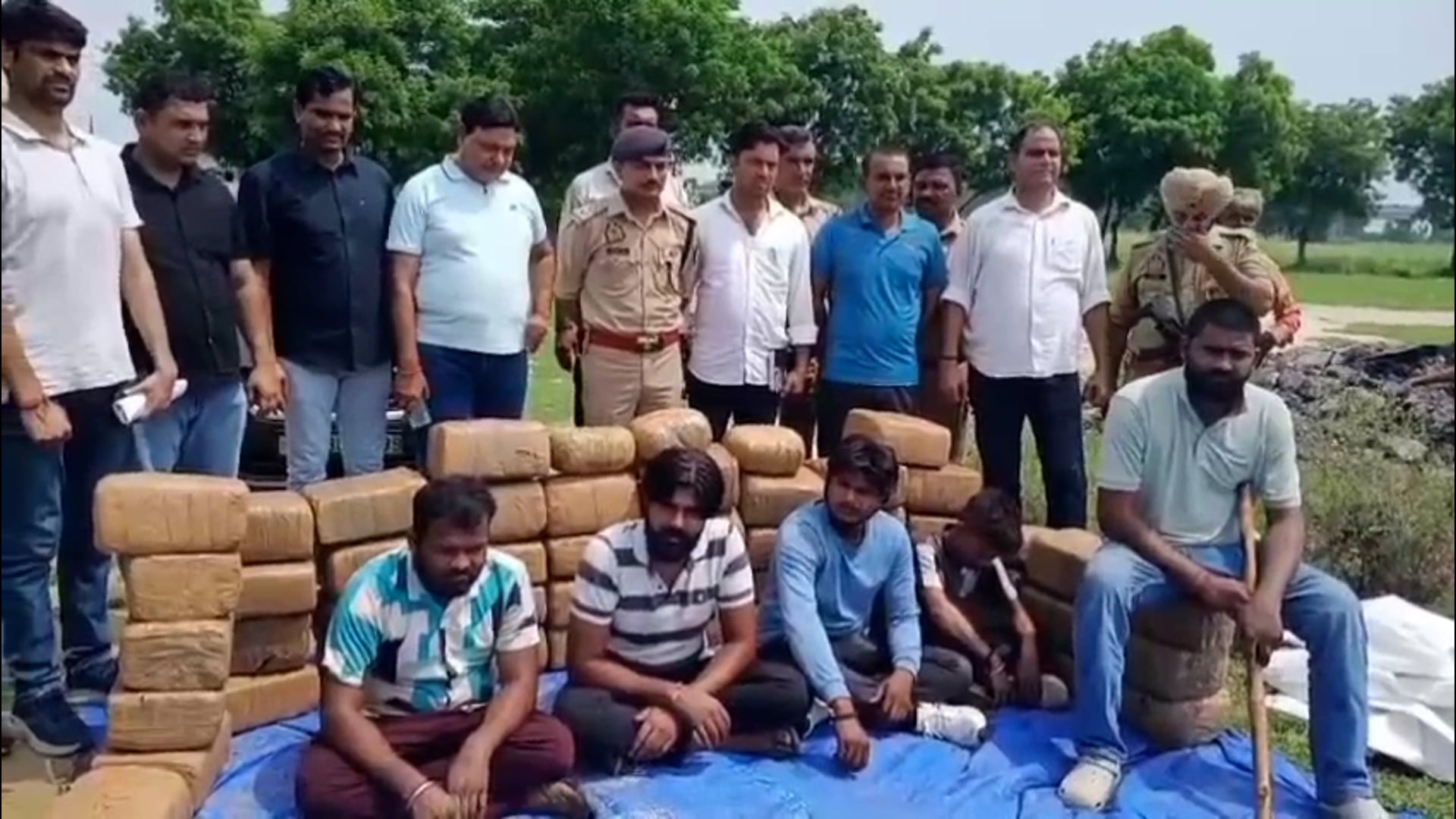 फरह नारकोटिक्स और फरह पुलिस की बड़ी कार्रवाई ढाई कुंतल गांजा सहित पांच तस्कर गिरफ्तार 