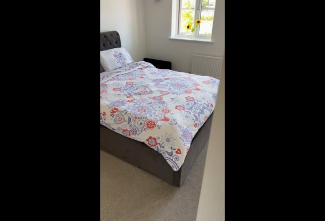 Spacious King En-suite Room in Family Home  Main Photo