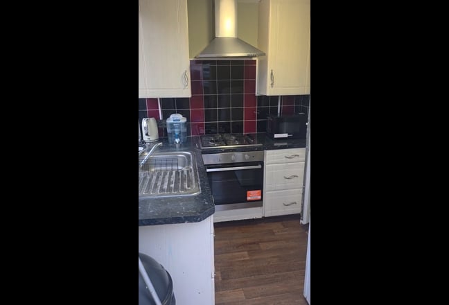 Studio with Ensuite & Kitchen Main Photo