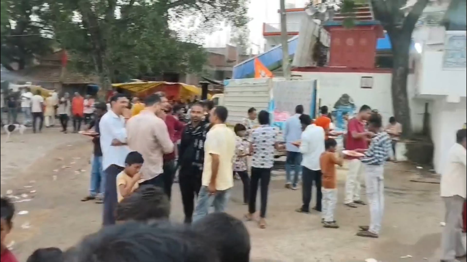 अमेठी मुकुट नाथ धाम मंदिर में रविवार को भव्य भंडारे का आयोजन किया गया भंडारे में हजारों भक्तों ने प्रसाद ग्रहण किए।