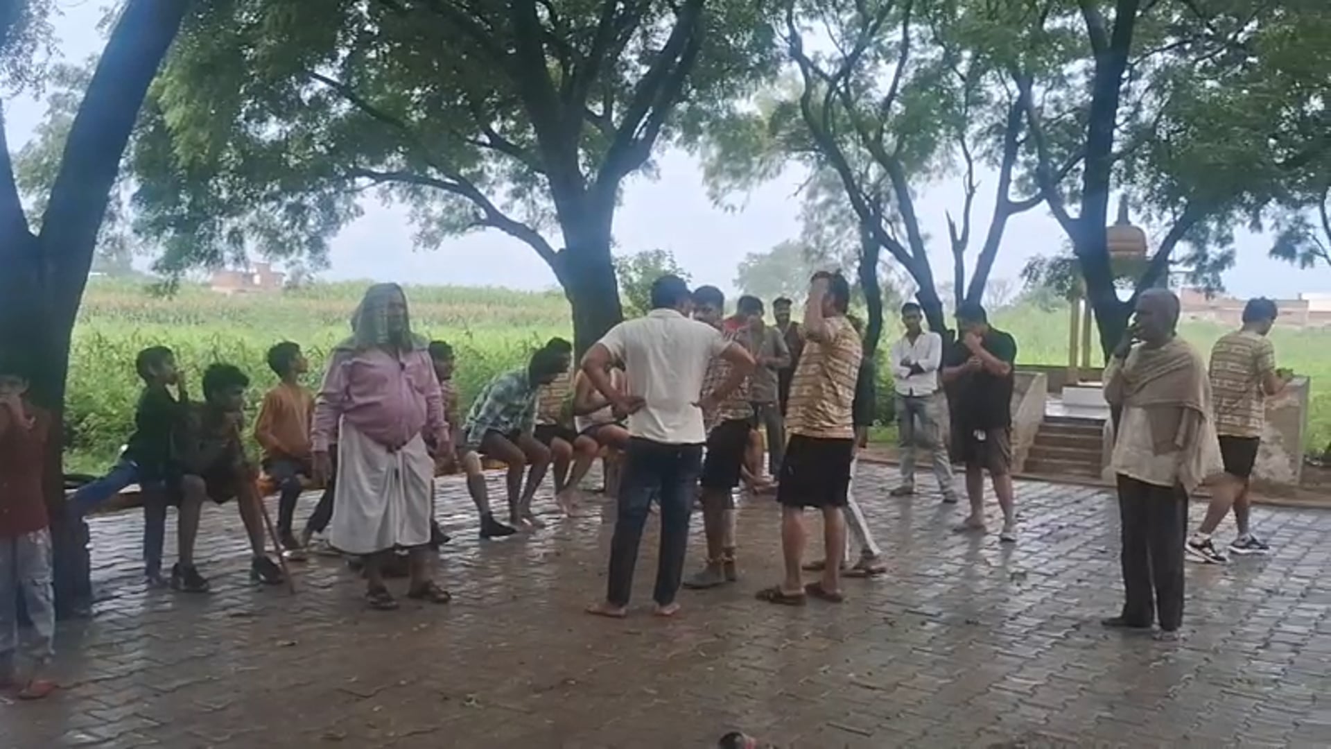 फरह गांव कुरकन्दा के युवा नौजवान कछला घाट से लेकर आए डाक कावड़ लाइव न्यूज़