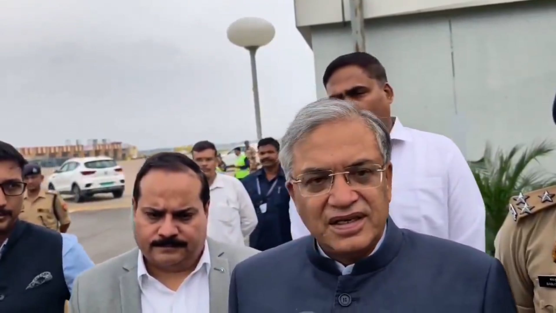 *लखनऊ।*

लखनऊ पहुंचे मुख्य निर्वाचन आयुक्त ज्ञानेश कुमार, एयरपोर्ट पर हुआ भव्य स्वागत