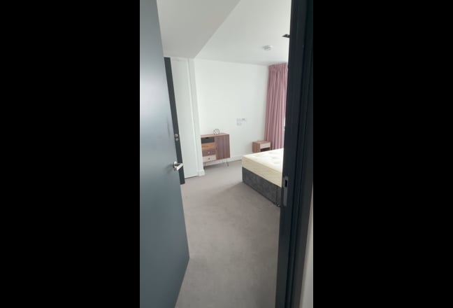 En-Suite Room in Luxury Tower Main Photo