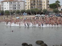 La travessa de natació reuneix un miler de nedadors a l'Escala