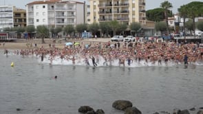 La travessa de natació reuneix un miler de nedadors a l'Escala