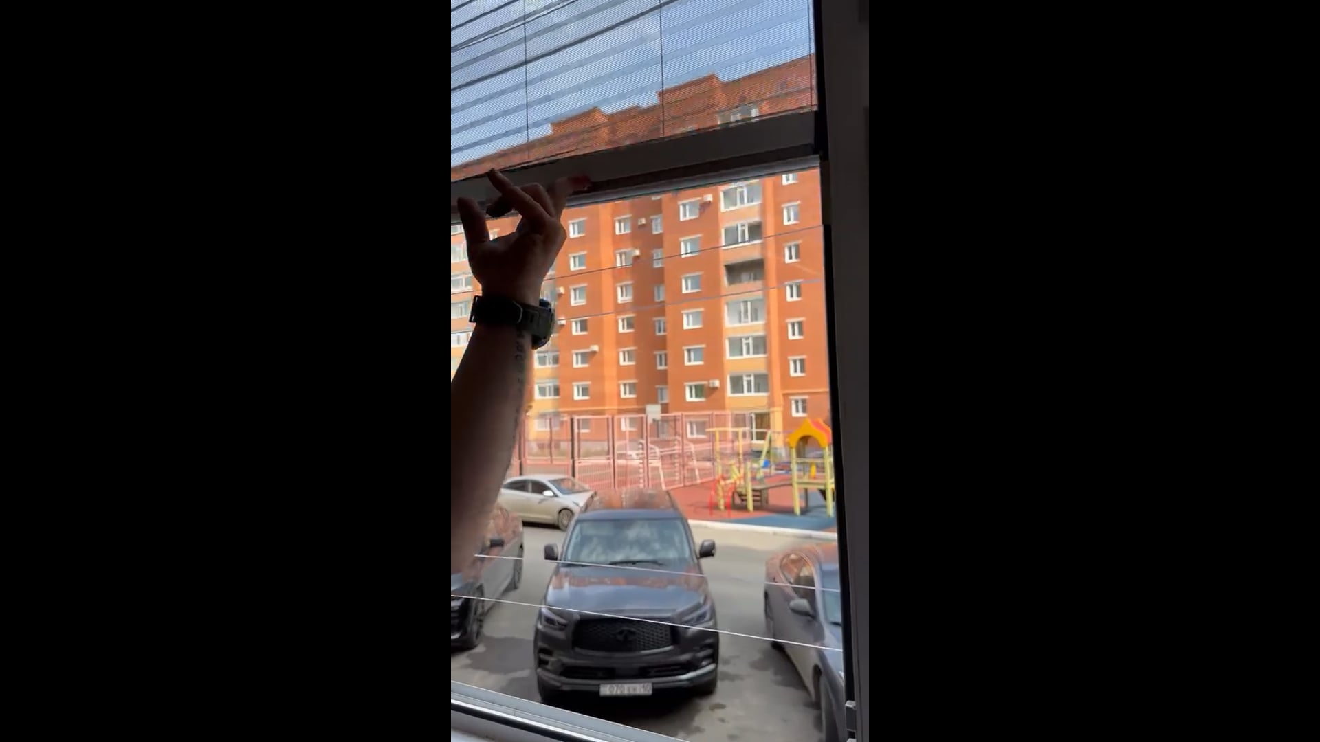 Видео: решётка из поликарбоната и москитная сетка плиссе