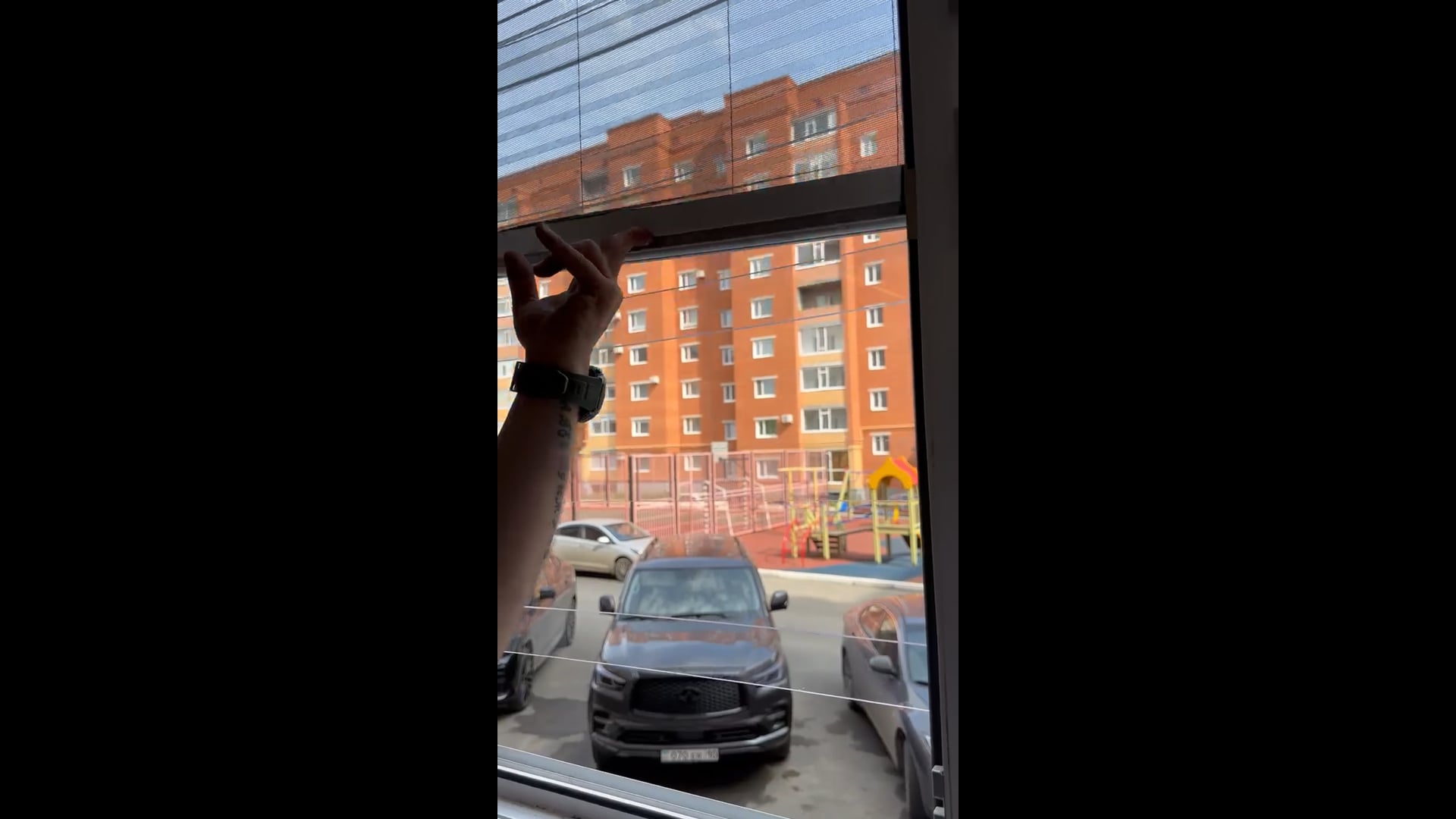 Видео: решётка из поликарбоната и москитная сетка плиссе