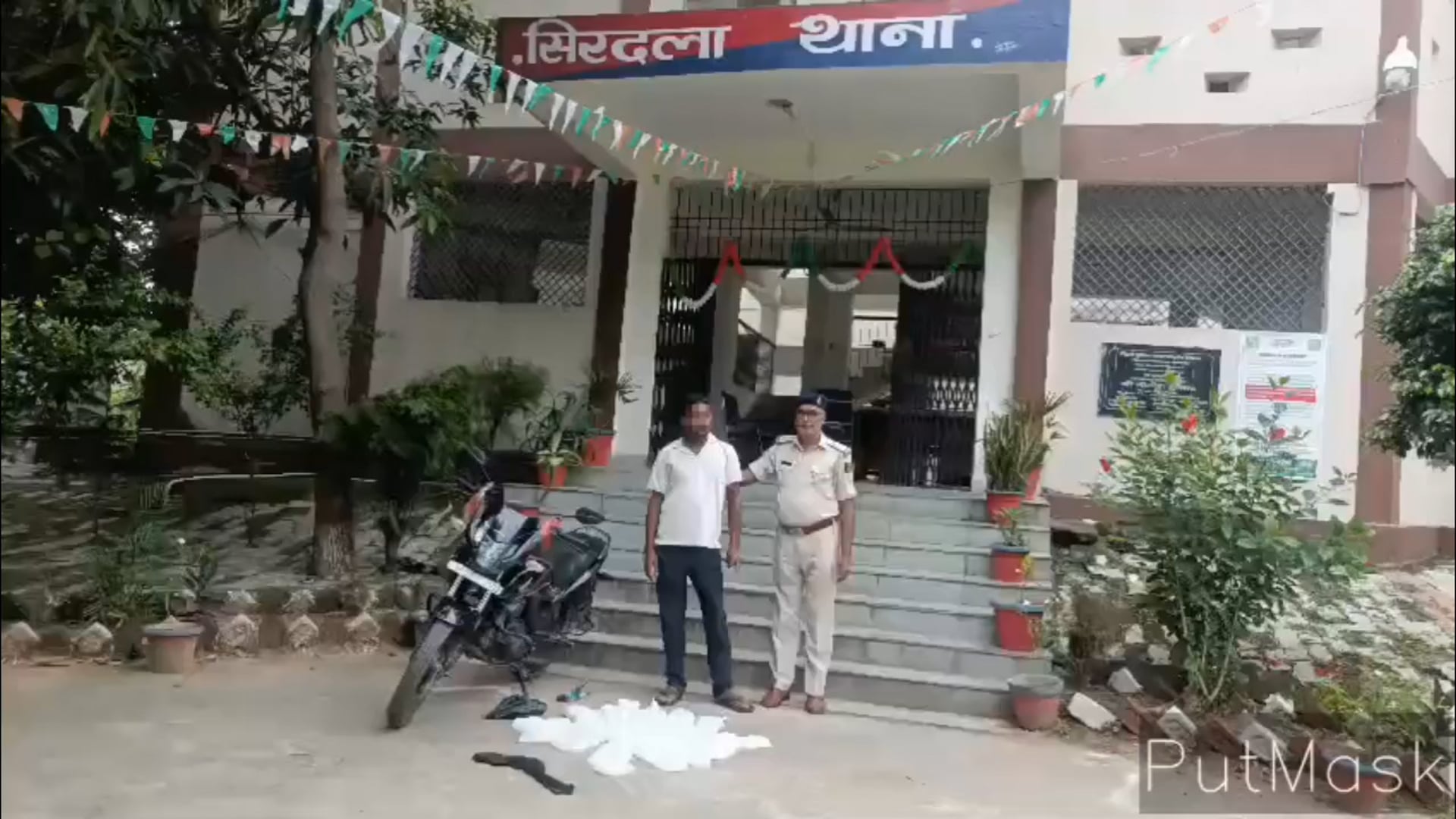 60 लीटर महुआ शराब के साथ बाइक सवार युवक गिरफ्तार