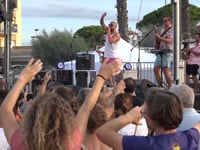 L'Orquestra Maribel fa ballar més d'un miler de persones a la platja de Riells