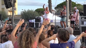 L'Orquestra Maribel fa ballar més d'un miler de persones a la platja de Riells