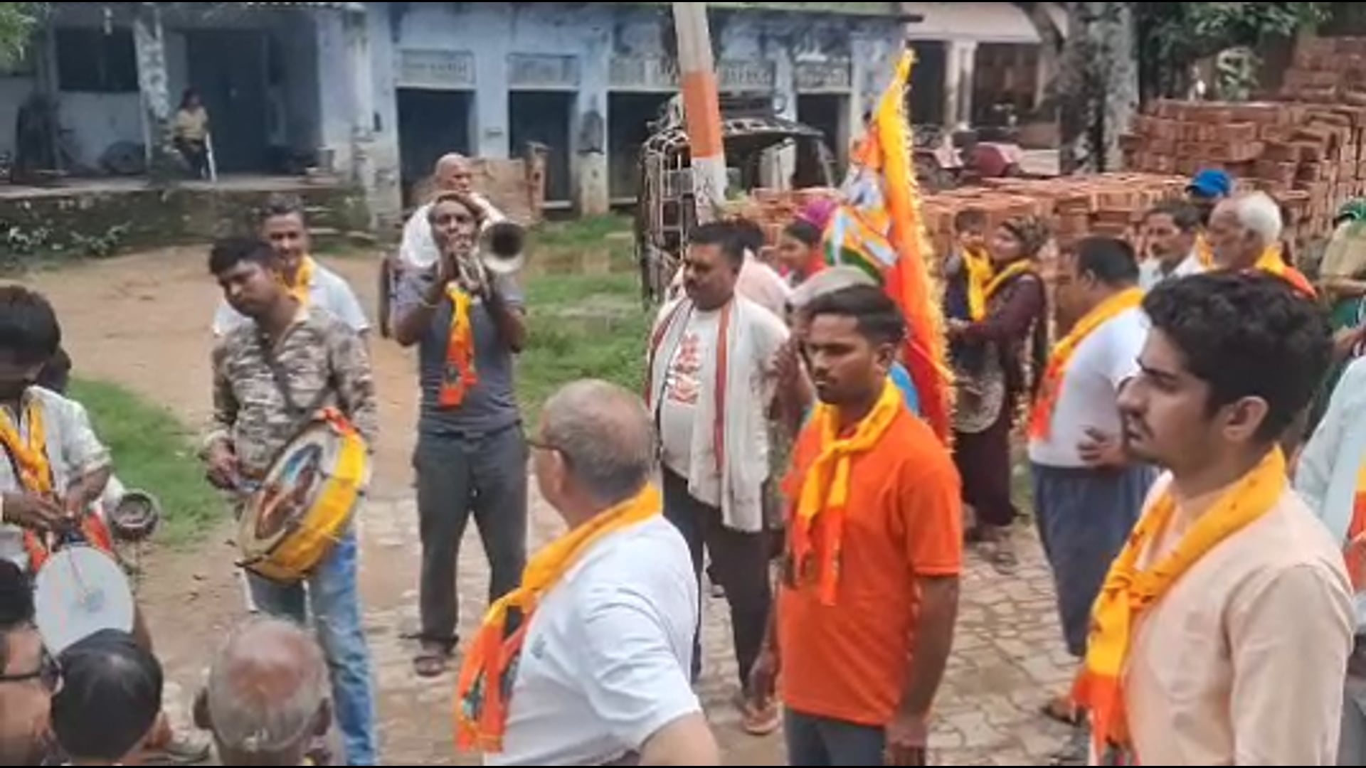 फरह पंडित दीनदयाल धाम में बैंड बाजे के साथ शिव मंदिर पर चढ़ाई गई कावड़ भक्ति में झूमे भोले के भक्त लाइव न्यूज़