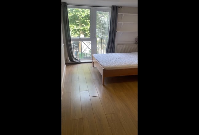Spacious room with balcony W6 Hammersmith Main Photo