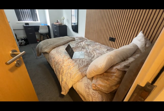 Recently Renovated 7- Bedroom En Suite apartment  Main Photo