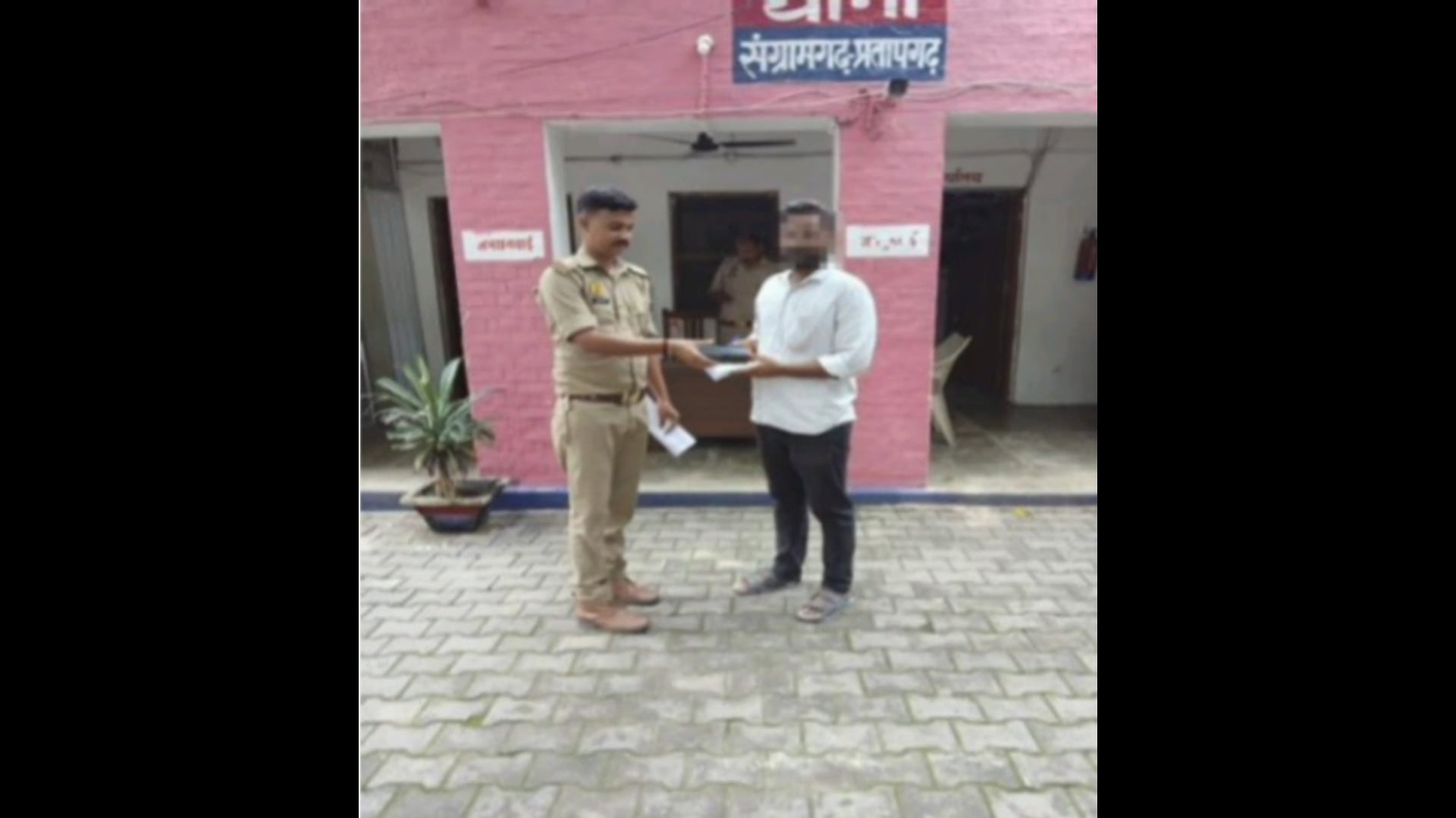 हीरागंज बाजार में खोया मोबाइल पुलिस ने बरामद कर मालिक को सौंपा#latest_news 