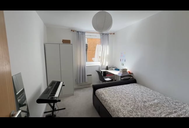 2 min walk to DLR + Private W/C + Lovely Views! Main Photo