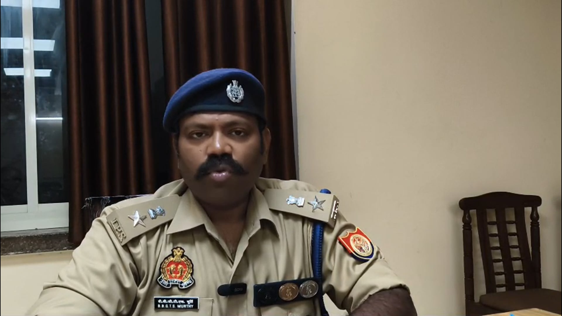 मेरठ स्वाट टीम नगर मेरठ द्वारा थाना सर्पवरम जनपद काकीनाडा,आंध्र प्रदेश के अत्यंत सनसनीखेज अंतर्राज्यीय प्रकरण में वांछित अभियुक्त को जनपद मेरठ से गिरफ्तार कर अग्रिम वैधानिक कार्यवाही हेतु थाना पुलिस सर्पवरम जनपद काकीनाडा,आंध्र प्रदेश के सुपुर्द किया गया के संबंध में श्रीमान वरिष्ठ पुलिस अधीक्षक मेरठ द्वारा बाईट।