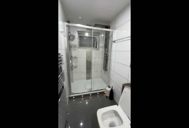 King Bedroom with attached Ensuite- Prime Location Main Photo
