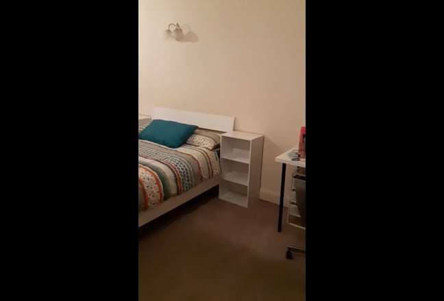 Spacious double room in friendly houseshare - 10 m Main Photo