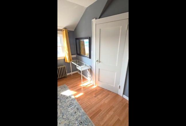 Brightly Lit & Spacious Guest Room Main Photo