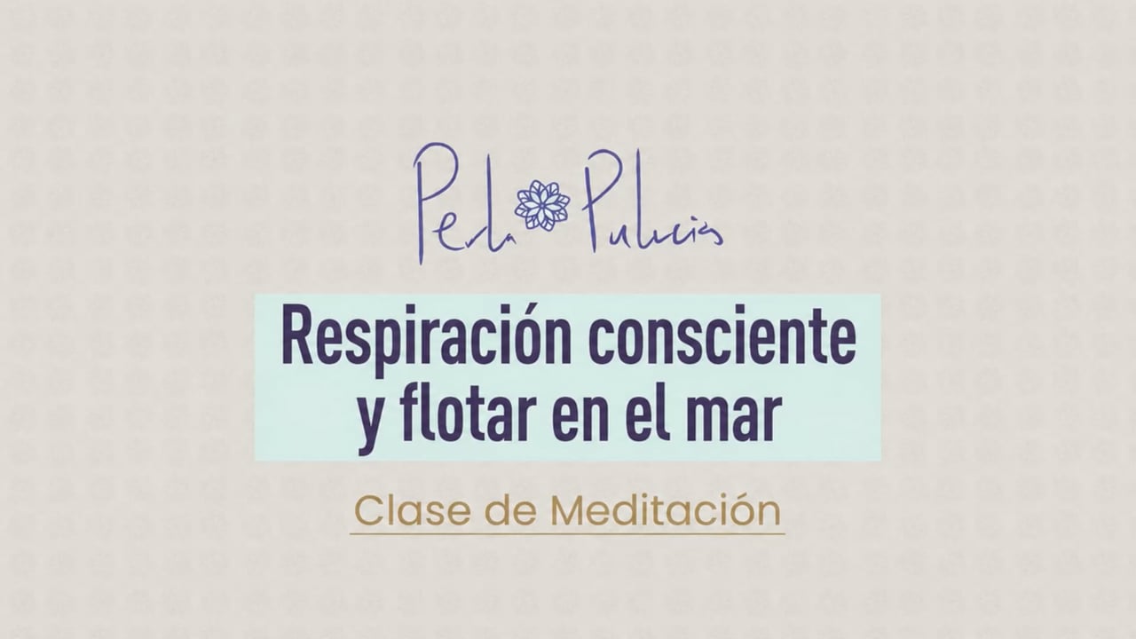 Respiración consciente y flotar en el mar