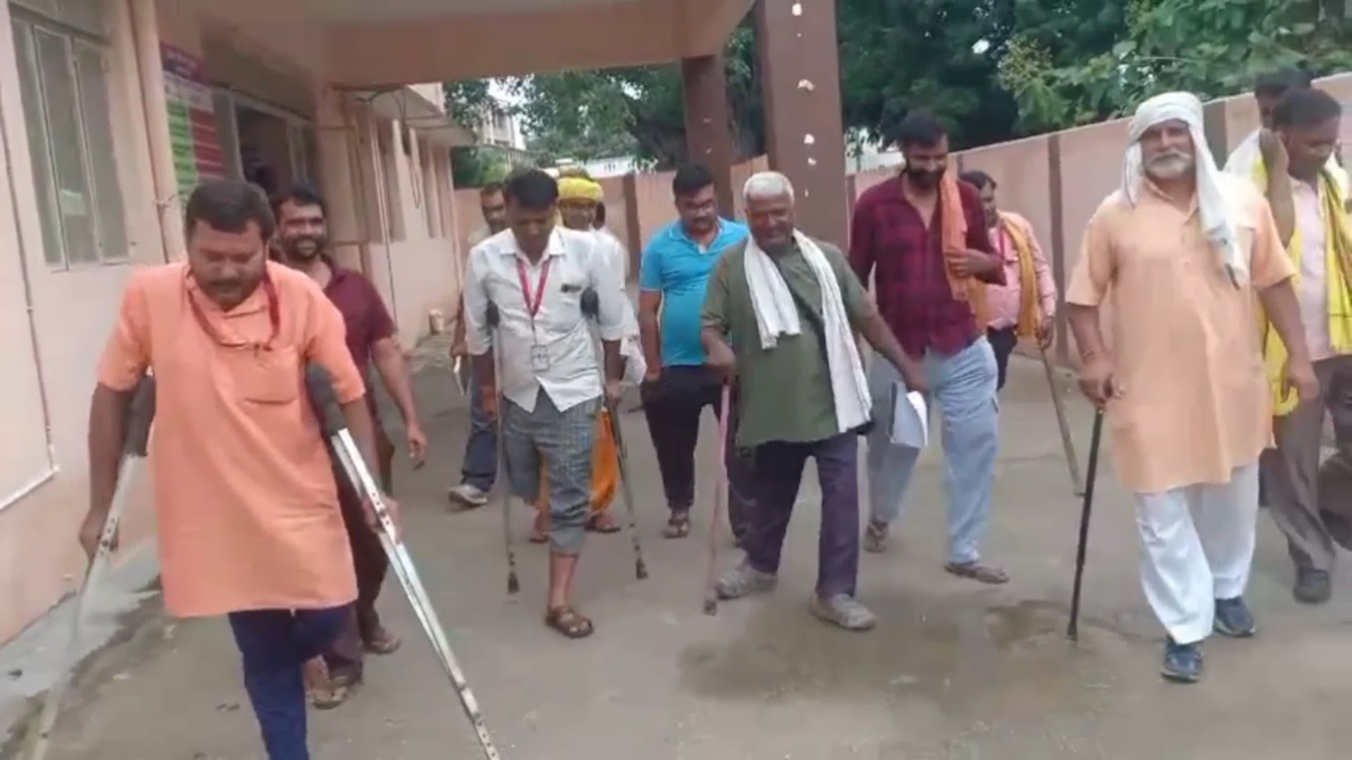 मथुरा दिव्यांग स्वरोजगार योजना के तहत ई रिक्शा चालक चालान को लेकर मिले पुलिस वरिष्ठ अधीक्षक से