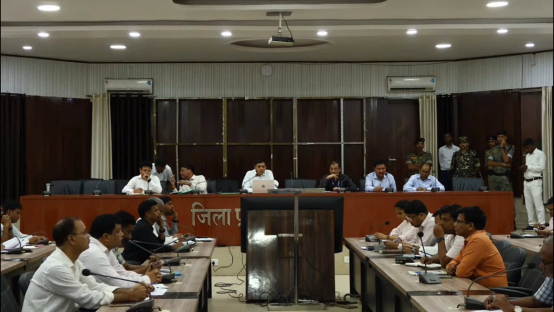 लंबित मामलों पर डीएम शख्त, पुराने प्रकरणों के त्वरित निपटारे का फरमान