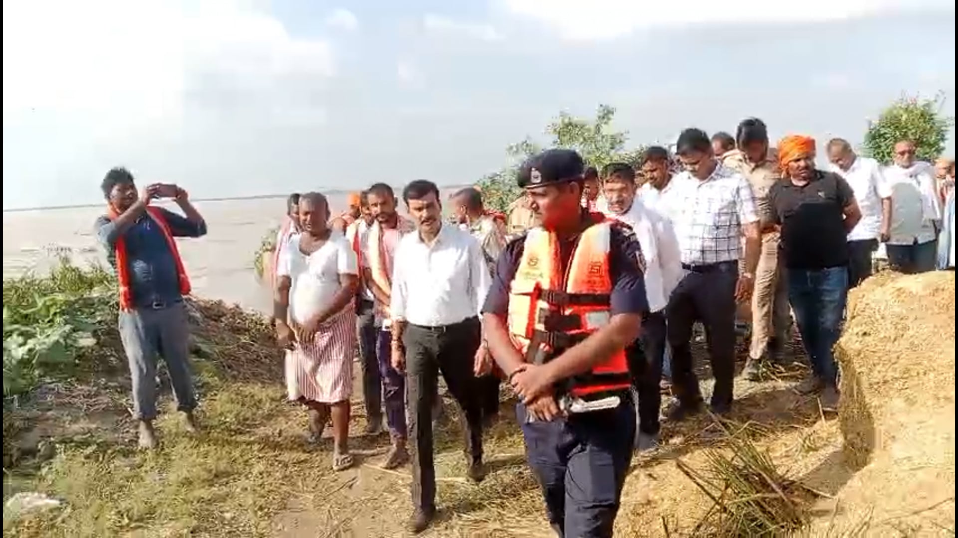 भोजपुरवा में कटान क्षेत्र का जिलाधिकारी ने लिया जायजा,अधिकारीयों को दिया आवश्यक दिशा निर्देश