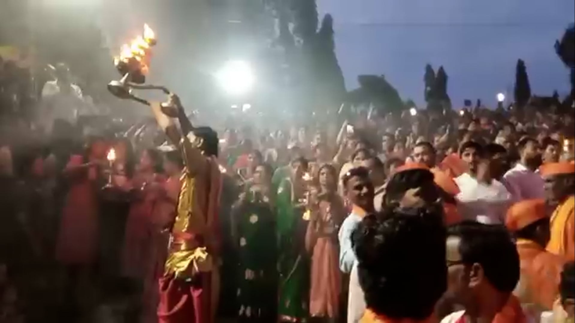 गडचिरोली जिल्ह्यातील चामोर्शी तालुक्यातील मार्कंडादेव (श्रीमंतनगर) येथे द्वितीय श्रावन सोमवार गंगा आरती